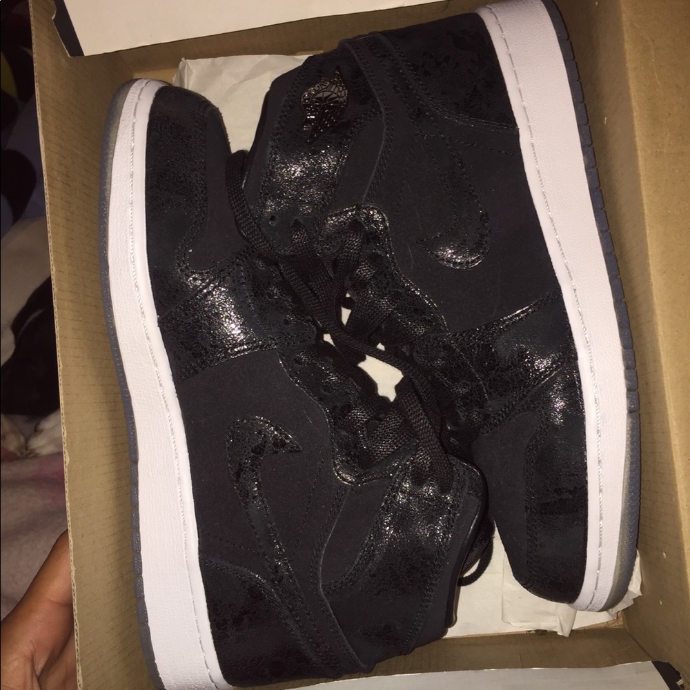 All black Jordan 1s  size 4.5 y 6 in women